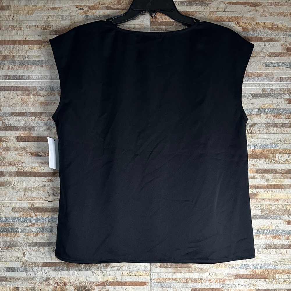 Halogen Black V-Neck Sleeveless Top - Picture 3 of 4